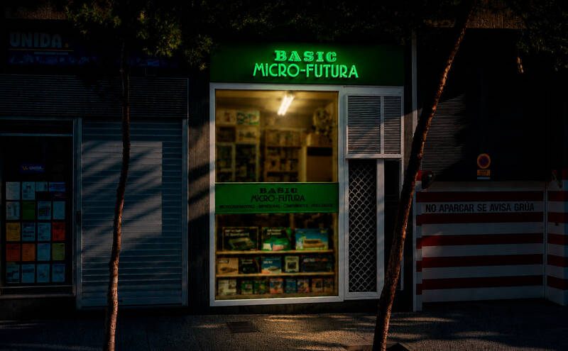 Recreación con IA de la tienda BASIC Micro-Futura de Zaragoza